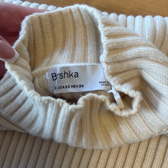 bershka turtleneck with cleavage cut out - Picture 2 of 2